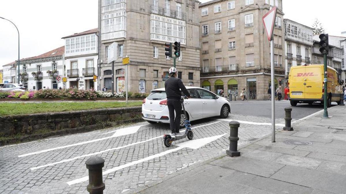 Un conductor de un patinete eléctrico circula por Santiago