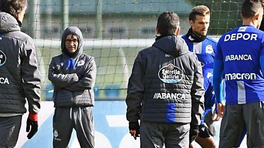 Fernando Vázquez, pensativo, durante el entrenamiento de ayer en Abegondo.