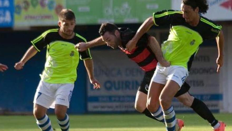 Álex Arias y Cusi presionan a un rival en el partido contra el combinado de la AFE