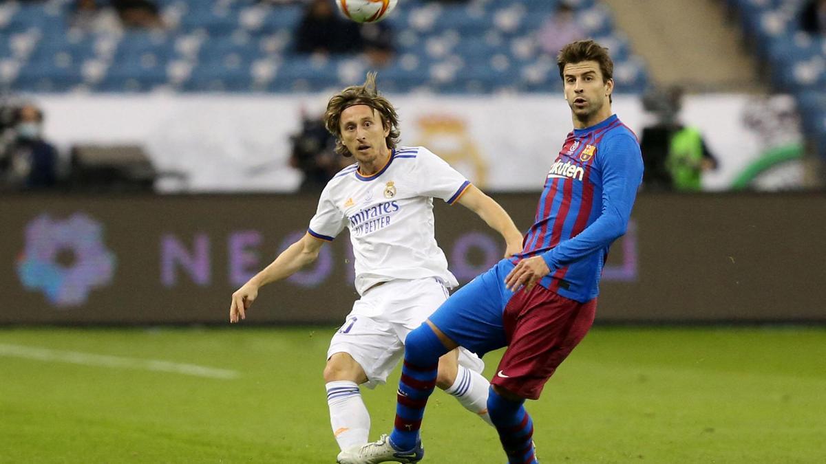 Luka Modric y Gerard Piqué, en el Real Madrid -Barcelona de la pasada temporada.