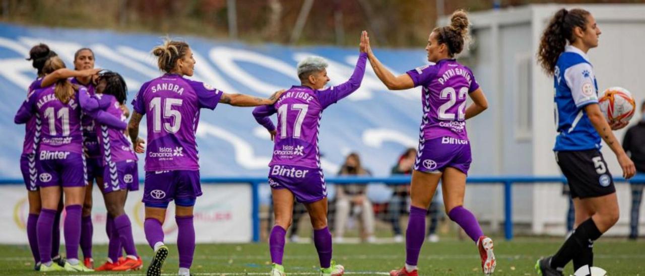 Varias jugadoras del Granadilla celebran el tanto ante el Deportivo Alavés.