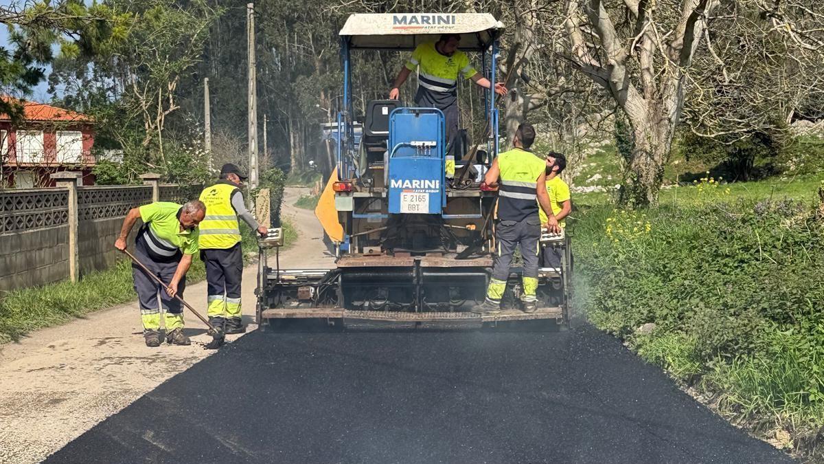 Varios operarios durante las obras.