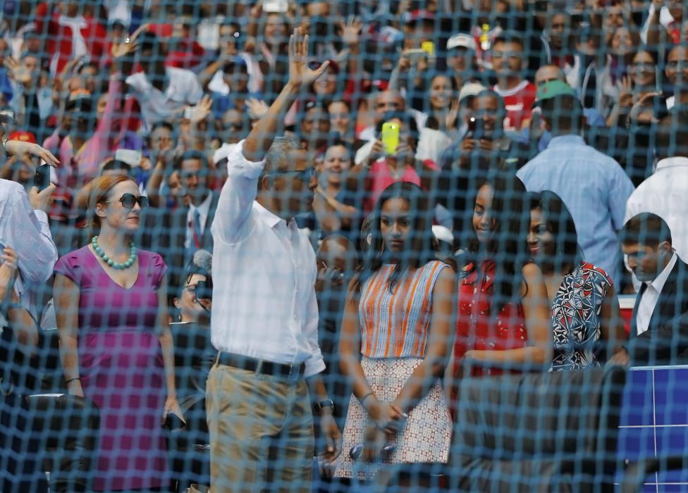 Obama asiste a un partido de béisbol en Cuba.