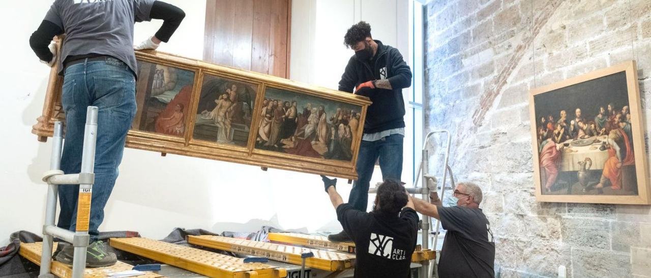 Colocación de la tabla restaurada de Los Lázaros en el Museo de la Catedral. | A.SAIZ