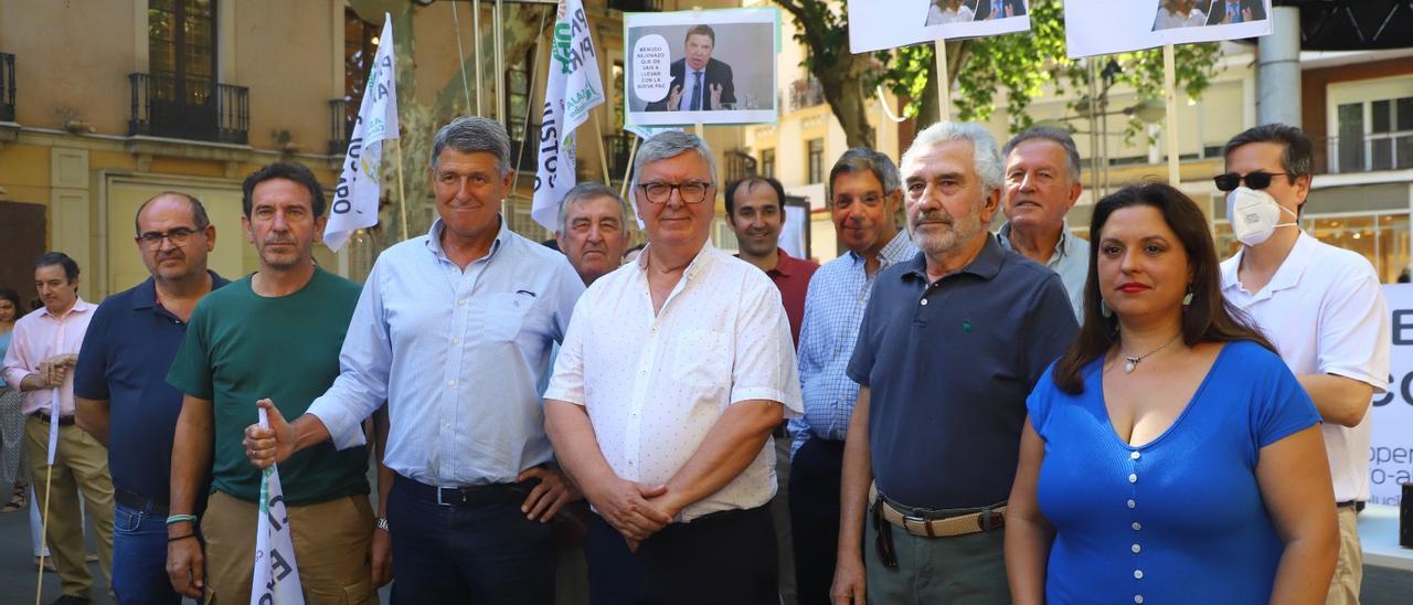 Representantes de las organizaciones agrarias y cooperativas de Córdoba en la protesta organizada en el Bulevar del Gran Capitán.