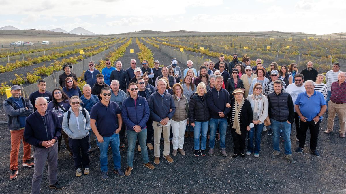 Asistentes a la presentación de la vendimia de invierno de Bodegas El Grifo en una finca de Playa Quemada.