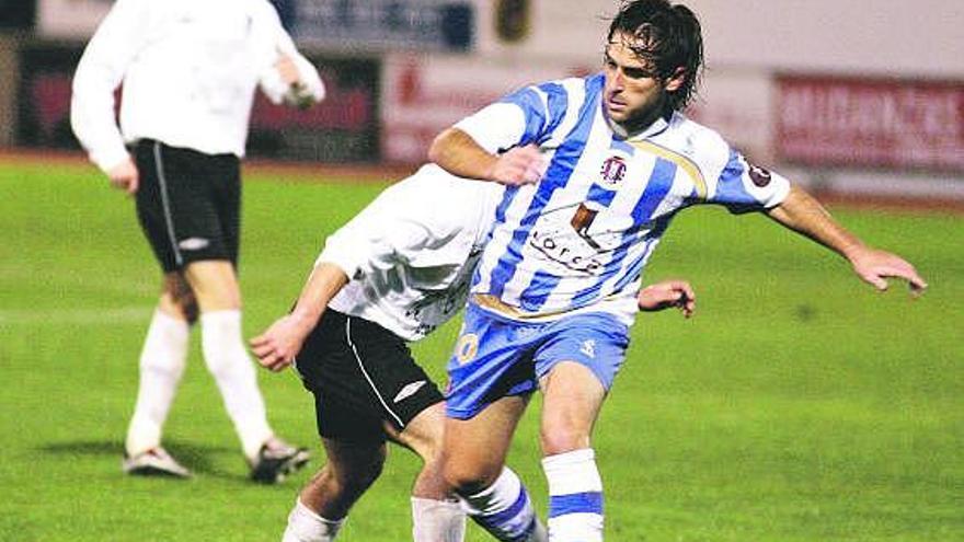 Manu Busto, a la derecha, disputa un balón durante un partido de la pasada temporada con el Lorca.
