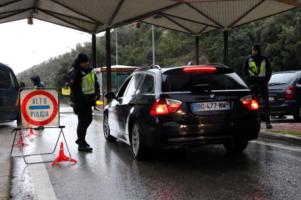 Agents de la policia espanyola registrant un vehicle que han aturat a la frontera al Pertús el 26 de gener