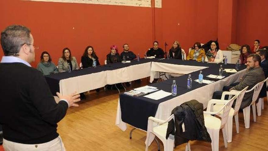 La charla sobre comercio del Pontiñas cita a 30 empresarios