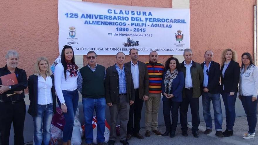 Autoridades de Águilas y Pulpí posan con el cartel conmemorativo