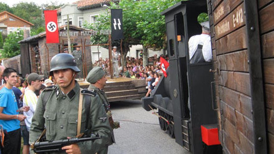 Pablo Onís como soldado nazi, custodiando el tren que transporta a los judíos./ Manuel Noval