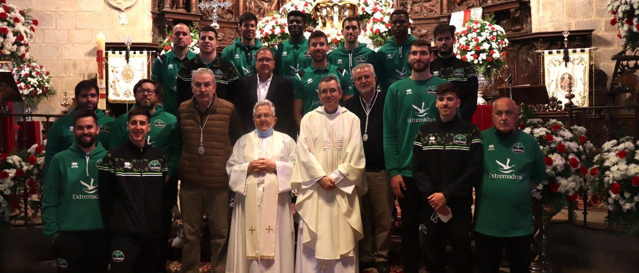 El cuerpo técnico, la plantilla y el presidente del Cáceres de baloncesto junto al mayordomo y miembros del clero, ayer en la concatedral de Santa María.
