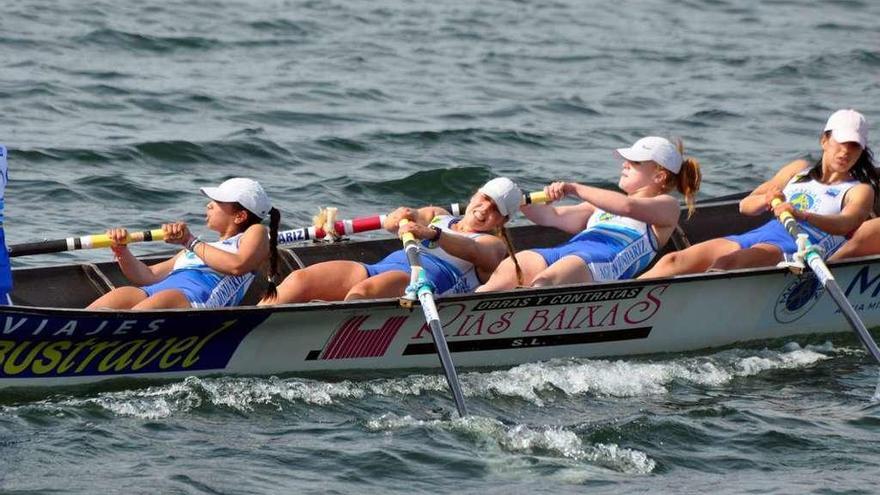 Remeras del club Mecos durante una regata de trainerillas celebrada en aguas de O Grove. // Miguel Muñiz