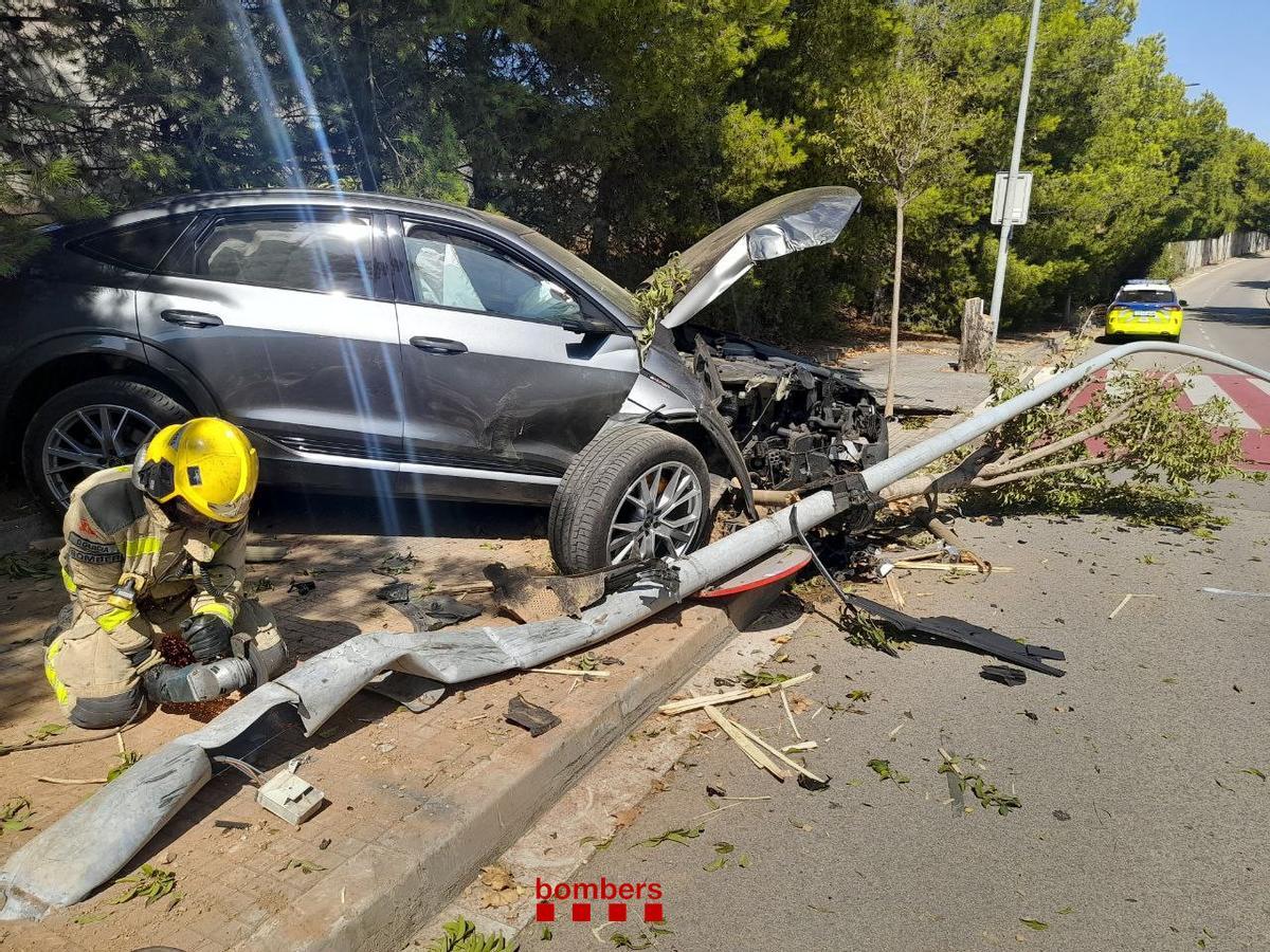 Un coche choca con una farola e impacta en un árbol en Esplugues de Llobregat