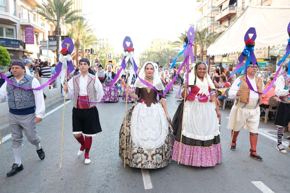 Los festeros aprovechan la Ofrenda para protestar contra la violencia de género con flores y lazos morados
