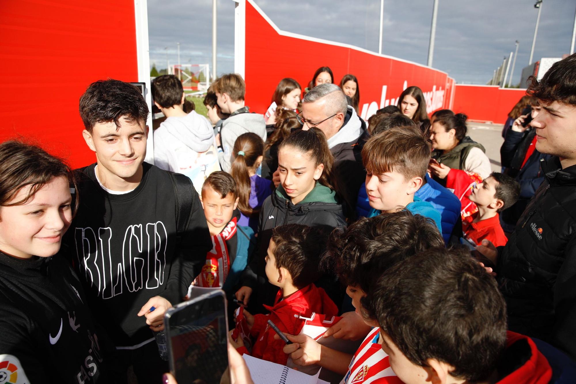 En imágenes: Así fue el encuentro entre aficionados y jugadores del Sporting