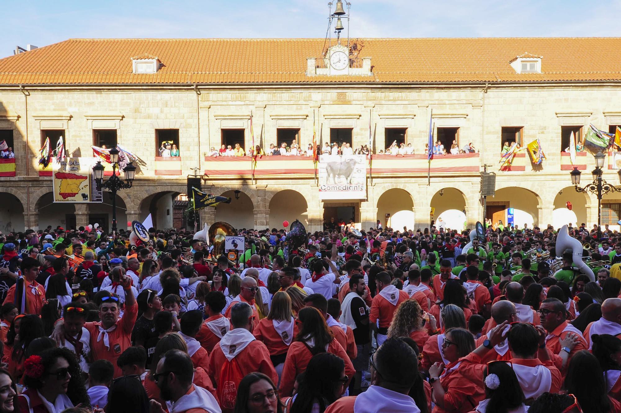 GALERÍA | Búscate en nuestras fotos del chupinazo de las fiestas de Benavente