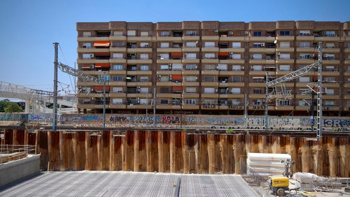 El Edificio Iturbi visto desde el otro de la cicatriz ferroviaria