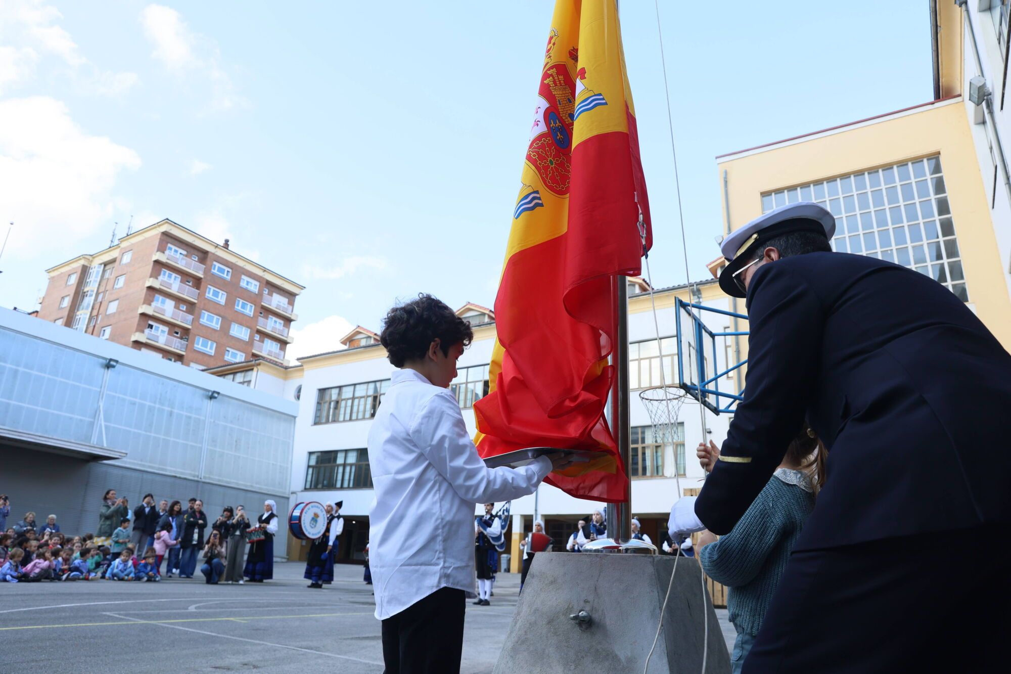 Escuelas Blancas. Acto de izado de la bandera con asistencia del delegado de Defensa y representantes de la Guardia Civil, la Policía Nacional y la Municipal, entre otros