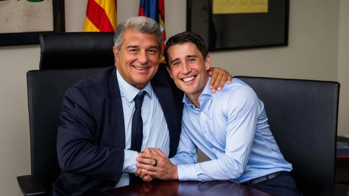 Laporta y Bojan, en las oficinas del Barça tras firmar el contrato del nuevo coordinador de fútbol del club azulgrana.