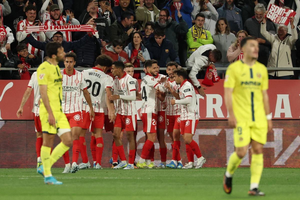 Los jugadores del Girona, al fondo, celebran el gol de Pau Navarro en propia meta.