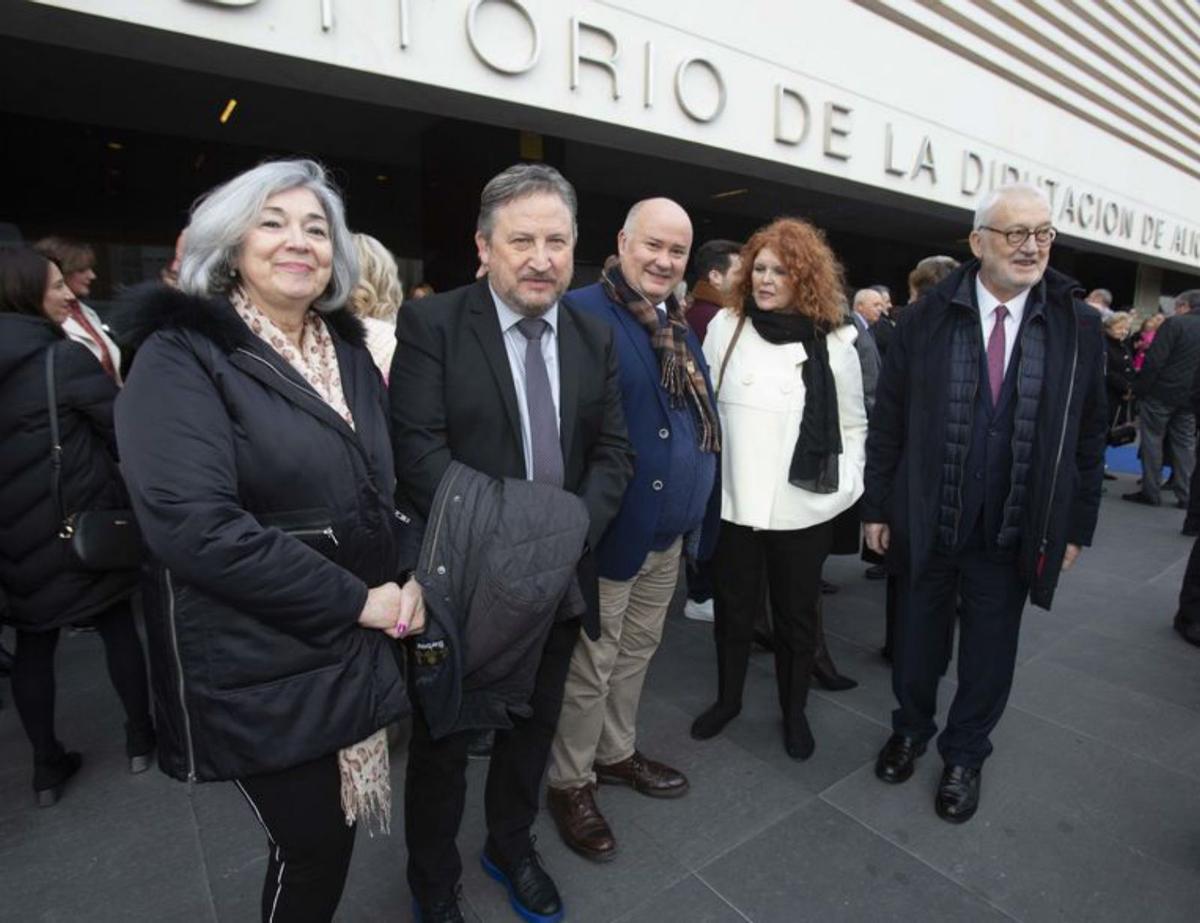 El artista Aurelio Ayela, a la izquierda, junto a la pintora Perceval Graells y el cineasta nominado al Goya en 2023 por el cortometraje La gàbia, Adán Aliaga.