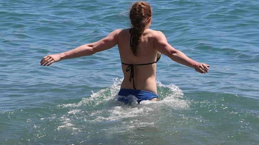 Una bañista en la playa de Málaga