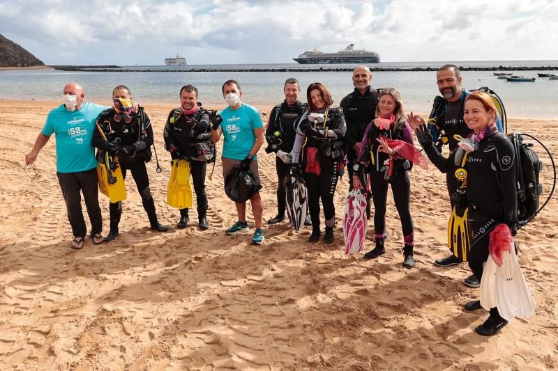 Acción de limpieza terrestre y marina en la playa de Las Teresitas