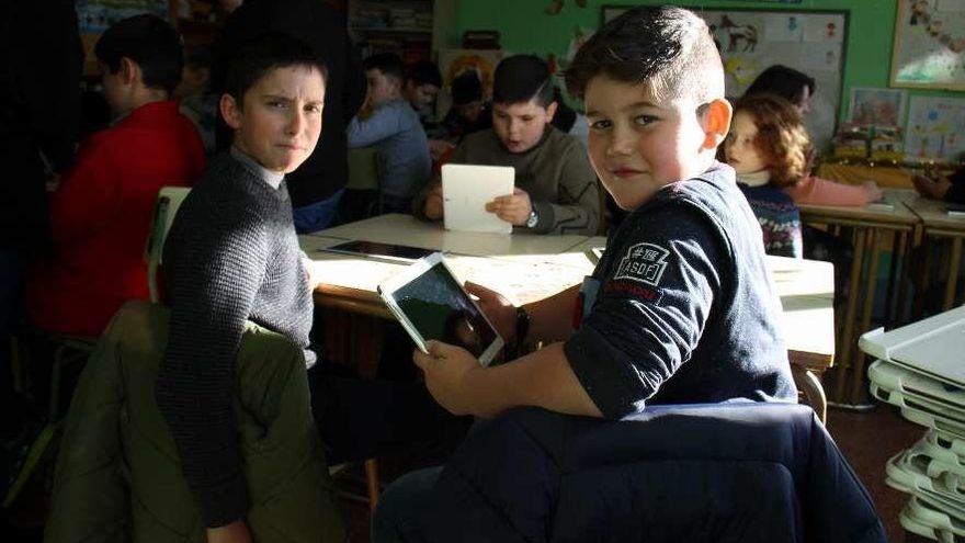 José Manuel Acero y Miguel Ángel Acero, ayer, con las tabletas.