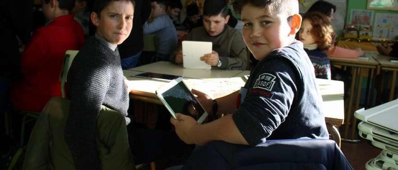 José Manuel Acero y Miguel Ángel Acero, ayer, con las tabletas.