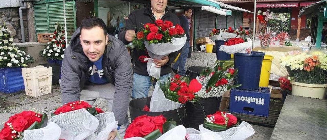 Rosas y más rosas, ayer en la floristería de Juan Atrio, en la foto con su hijo. // I.Osorio