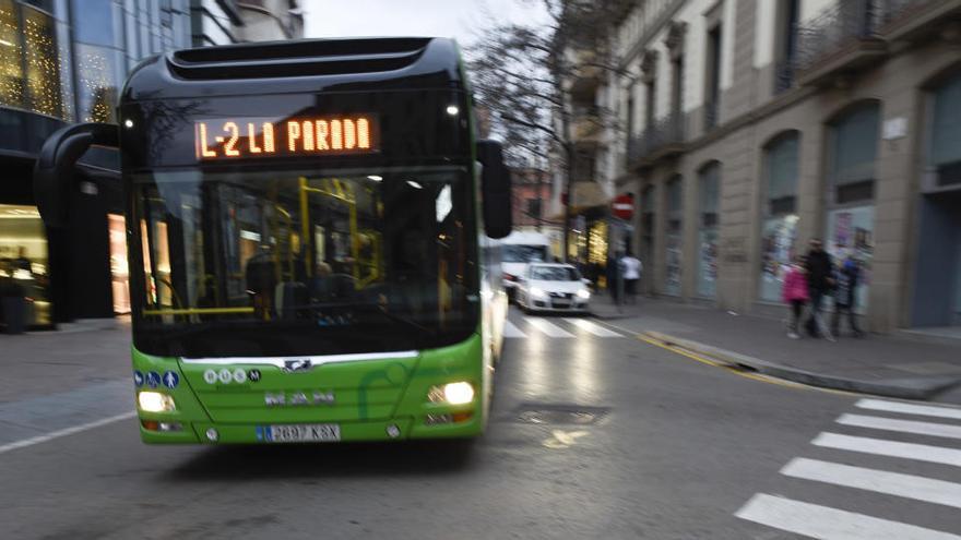 Un bus al seu pas pel carrer Guimerà |