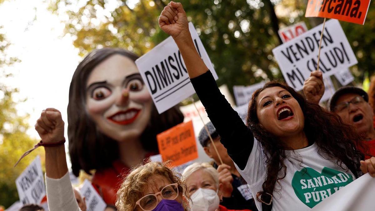 Miles de personas marchan por la sanidad pública en Madrid