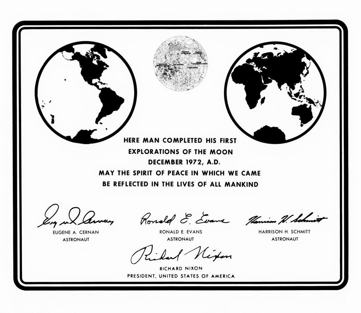 Réplica de la placa que la misión Apolo 17 dejó sobre la superficie de la Luna. La insignia, firmada por Richard Nixon, destaca la siguiente frase: Que el espíritu de paz con el que vinimos se refleje en la vida de toda la humanidad. 