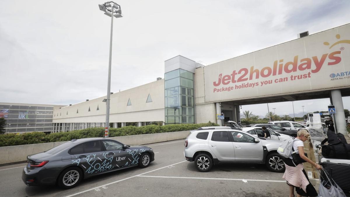 Coche de la plataforma Uber en el aeropuerto de Palma en su primer día de servicio