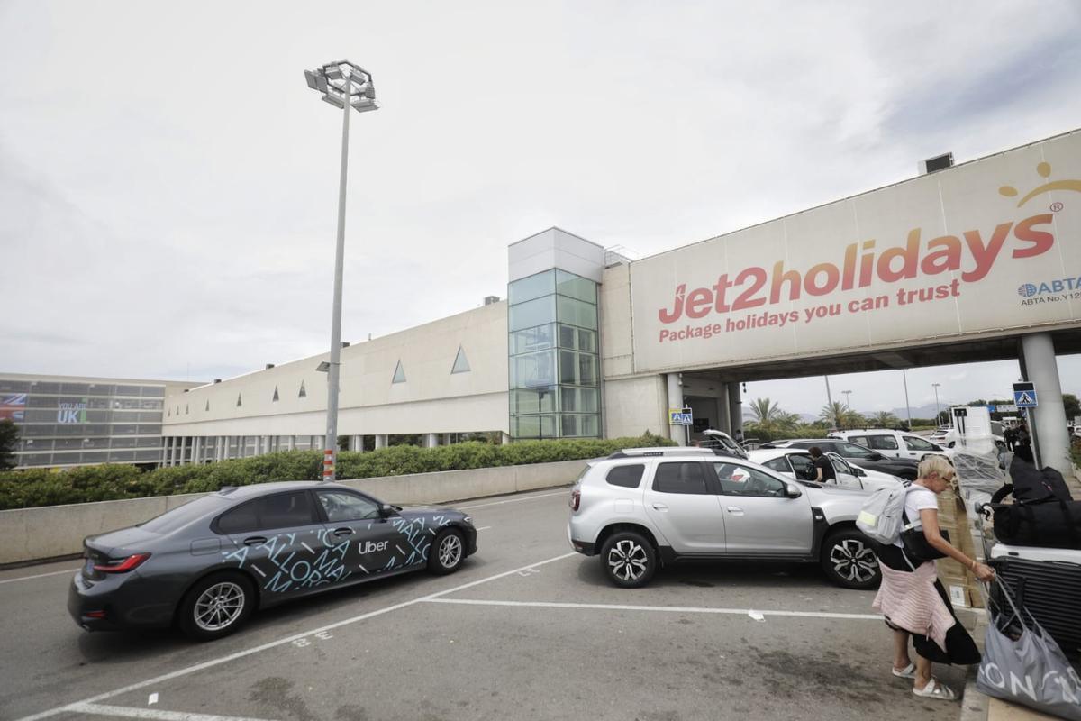 Coche de la plataforma Uber en el aeropuerto de Palma en su primer día de servicio