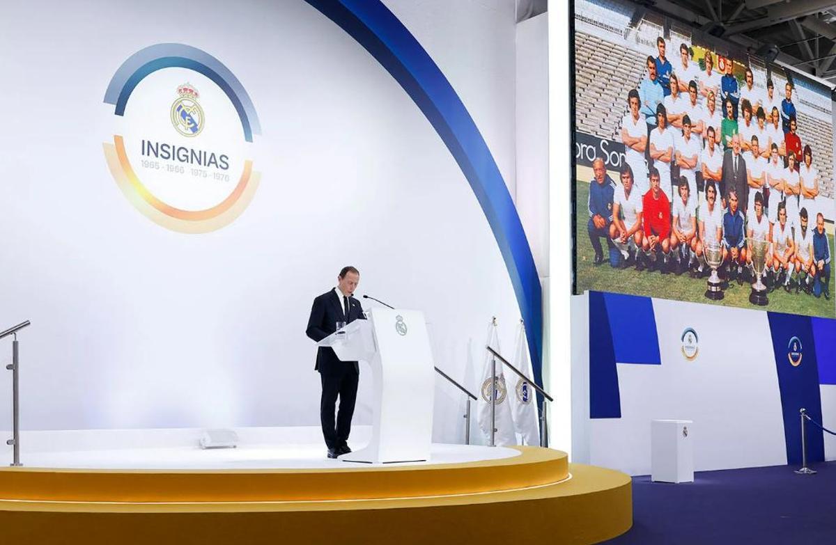 El Real Madrid entrega las insignias de oro y brillantes y de oro.