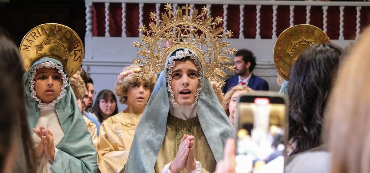 David Agullo, en el papel de María, en el Misteri del pasado 1 de noviembre. | ÁXEL ÁLVAREZ