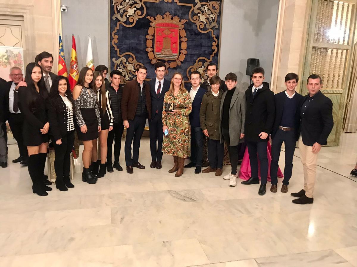 Los premiados, con la concejala de la Plaza de Toros, Maricarmen de España.