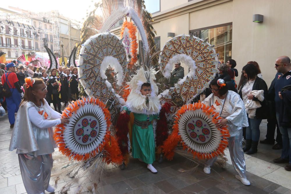 Desfile de dioses y grupos de animación.