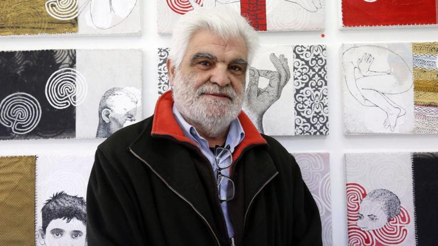 José Freixanes ante una de sus obras.