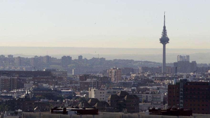 Madrid estudia prohibir este miércoles la circulación de la mitad de los coches