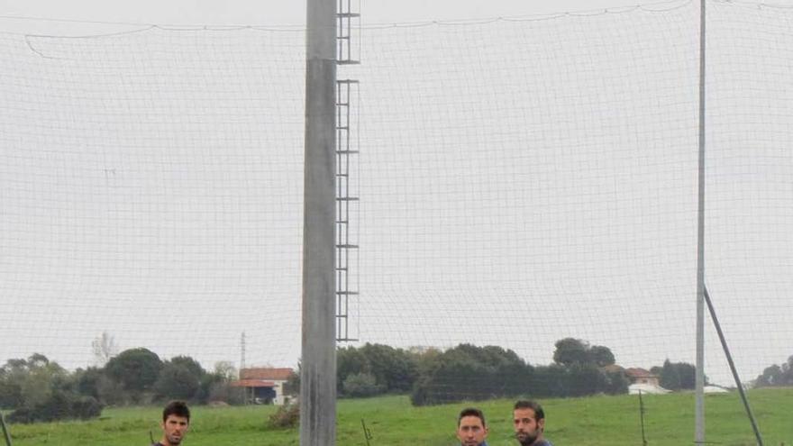 Los jugadores del Marino, en el anexo de La Mata en Candás.