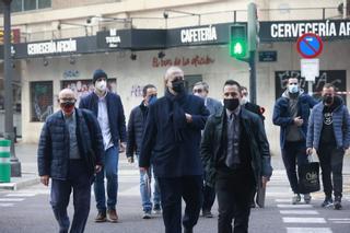 La llegada de los representantes de la afición a la Junta del Valencia CF