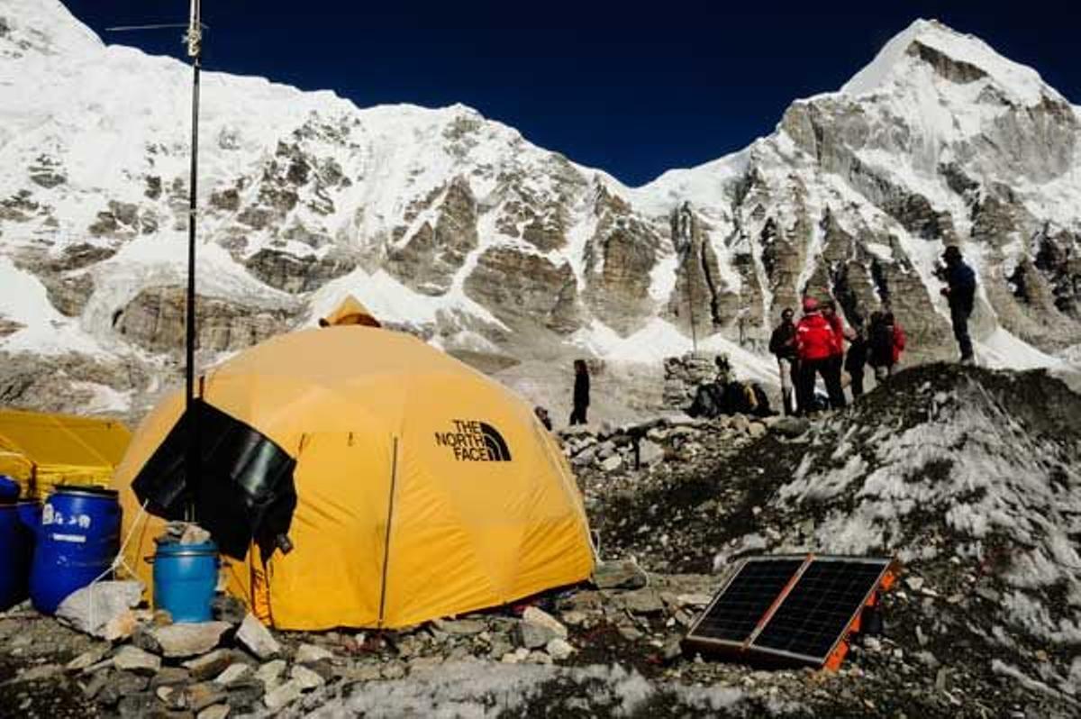 Llegar hasta el campo base del Everest supone una última etapa dura de dos horas y media de ascensión a través de paisajes increíbles rodeados de silencio.