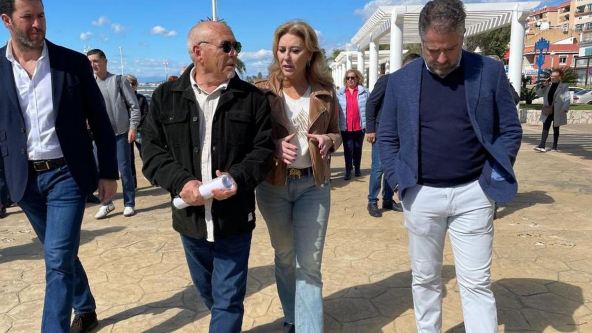 Carolina España se reunió ayer con los vecinos del Palo y Pedregalejo.