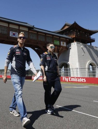 Los pilotos de la Fórmula 1 toman contacto con el circuito de Corea