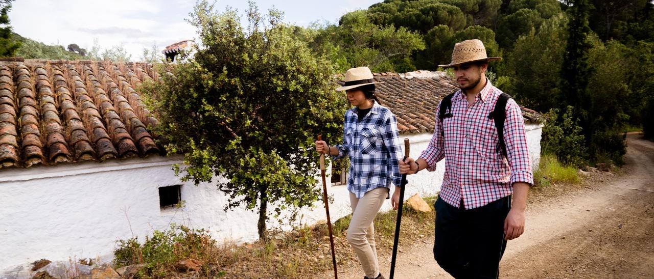 Dos turistas pasean en una localidad cordobesa, en una imagen de archivo.