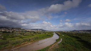 Sant Vicenç dels Horts 03/04/2025 Tema del Dia Estado de los acuíferos y depósitos municipales. La sequía más allá de los pantanos. En la foto, el río Llobregat visto desde el viaducto de Sant Vicenç a la altura de Sant Vicenç dels Horts y el Parc Fluvial de Sant Vicenç dels Horts Fotografía de Ferran Nadeu