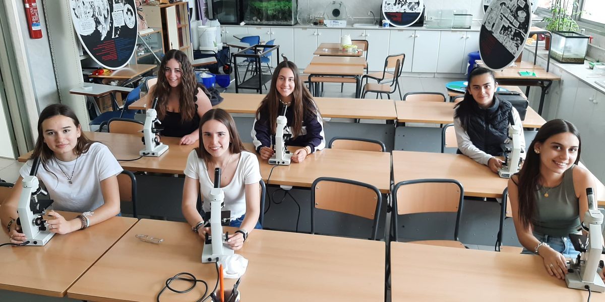 Las alumnas galardonadas posan con su tutor, Sisco Marco, a las puertas del Colegio Santa María de Vila-real.